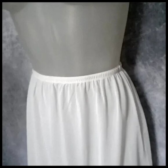 Vintage Half Slip Is Nylon Crepe with Pink Applique, Unused, NWOT Bali - Picture 4 of 12